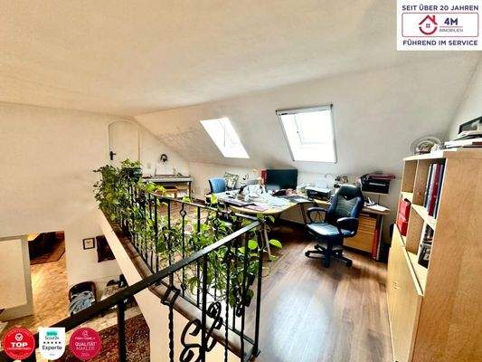 Galerie Eingang und Stufenaufgang