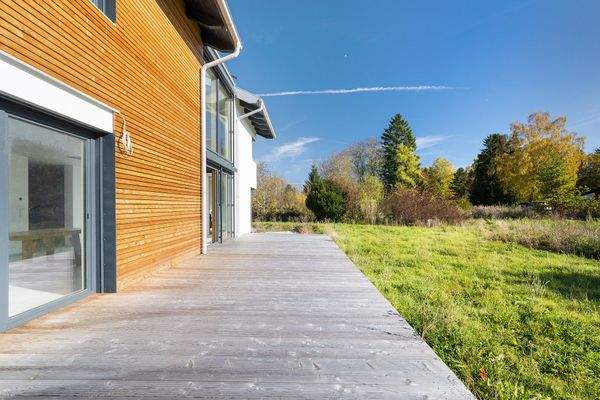 Breite Terrasse mit weitläufigen Garten