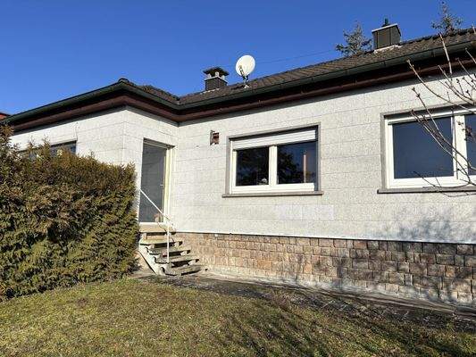 Südansicht mit Zugang vom Wohnbereich auf die Terrasse