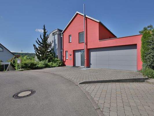 Hausansicht mit Doppelgarage