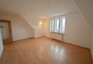 Zimmer mit großem Fenster