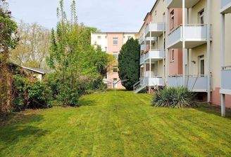 Wiese und Trockenplätze hinter den Häusern