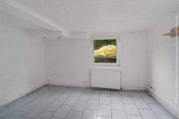 Wohnbereich Souterrain Links