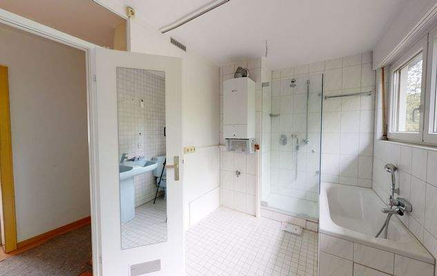 1OG, Bad mit Wanne und Dusche