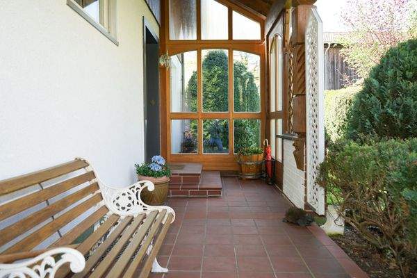 Überdachter Eingangsbereich