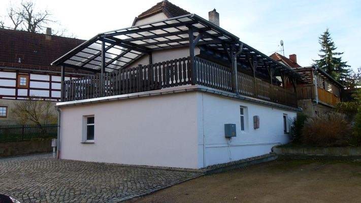 Rückwärtige Ansicht mit Terrasse