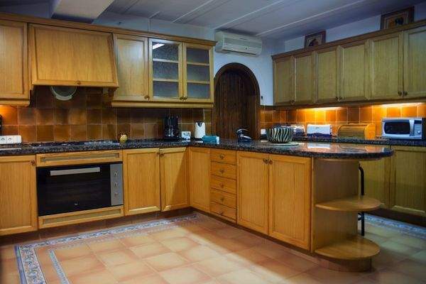 Die Küche bietet viel Stauraum