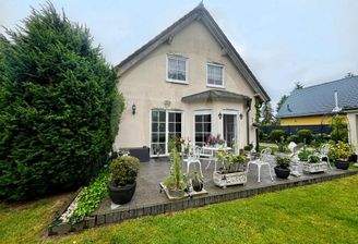 Hausansicht Terrasse und Garten