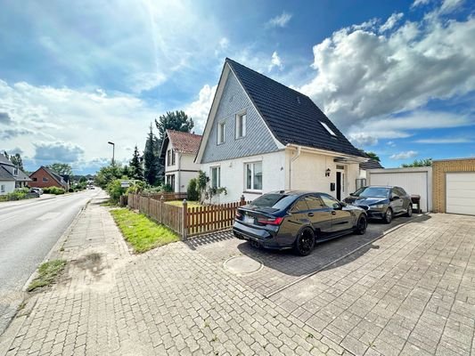 Ansicht von der Straße mit Zufahrt zur Garage