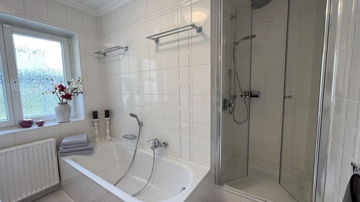 Vollbad + Dusche EG