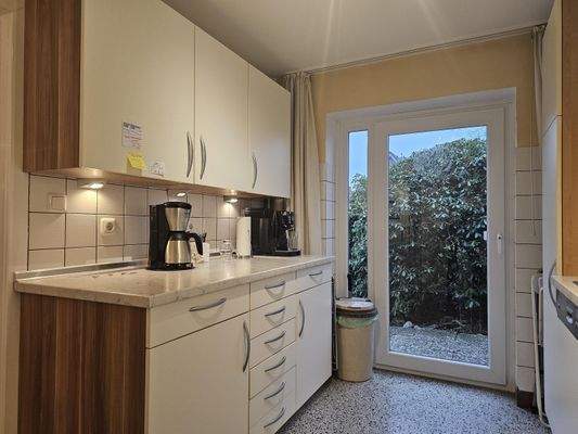 Küche mit Zugang zur Terrasse, Ansicht II