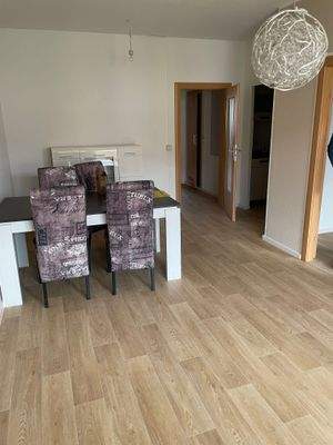 Wohnzimmer (hinten rechts die Küche).jpg