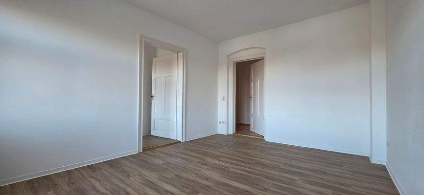 Wohnzimmer mit Zugang zur Küche (2)