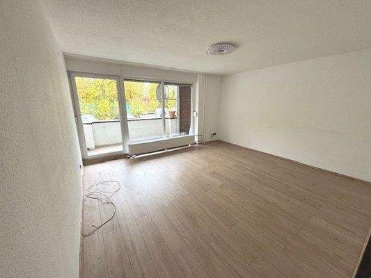 Helles Wohnzimmer mit Balkon