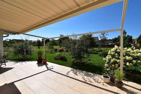 Terrasse mit Pergolamarkise