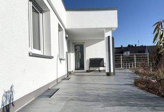 Große Terrasse teilweise überdacht