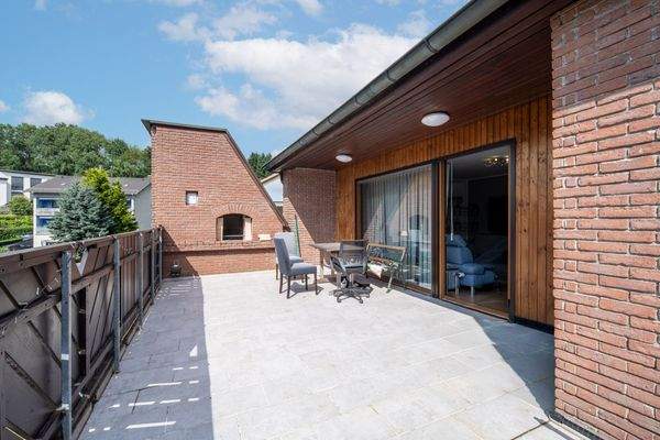 32m² großer Balkon/Terrasse mit Außengrill (OG)​