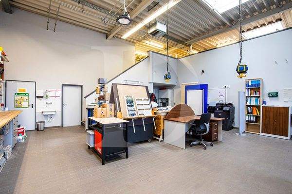 Halle mit Zugang zum Lager