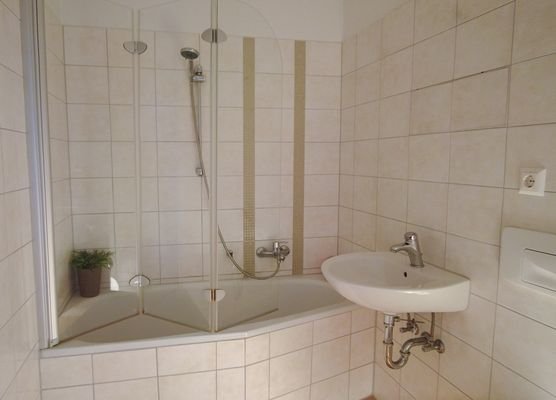 Bad mit Wanne und Duschabtrennung