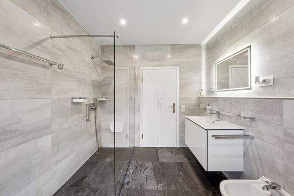 Gäste-WC Erdgeschoss mit ebenerdiger Dusche