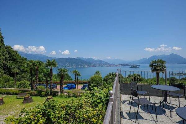 Große Terrasse mit traumhafter Sicht auf den See 