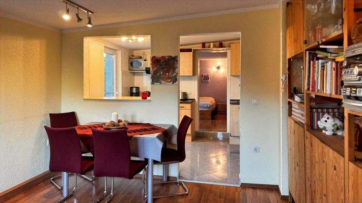 Blick vom Wohnzimmer in die Küche in der Ferienwohnung