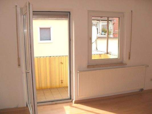 Wohnzimmer mit sonnigem Westbalkon.