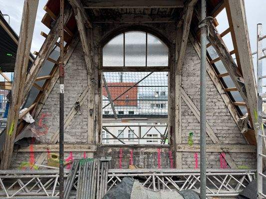 Historisches Rundbogenfenster.JPG