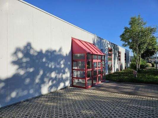 Eingang u. Kundenparkplätze