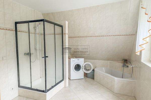 Geräumiges Badezimmer unter dem Dach-2