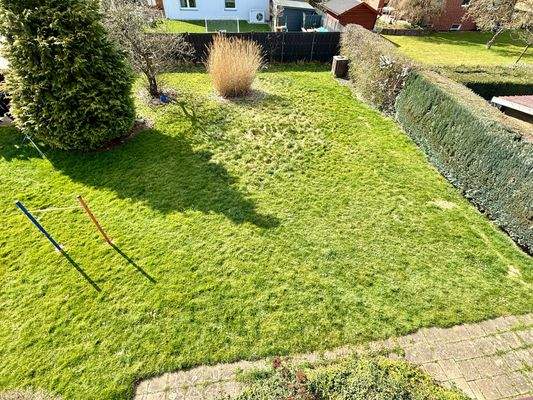 Blick von der Dachterrasse in den Garten
