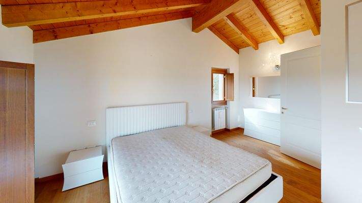 MT-001-267-Villa-singola-vista-lago-Bedroom 3.jpg