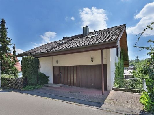 Hausansicht und Garage