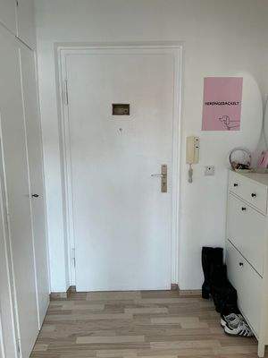 Flur mit Abstellschrank.jpg