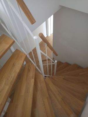 Treppenhaus mit Holzstufen