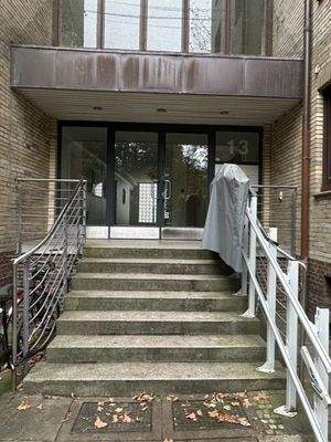 Hauseingang mit Lift