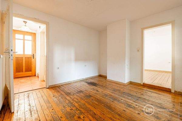 Küche und angrenzendes Nebenzimmer