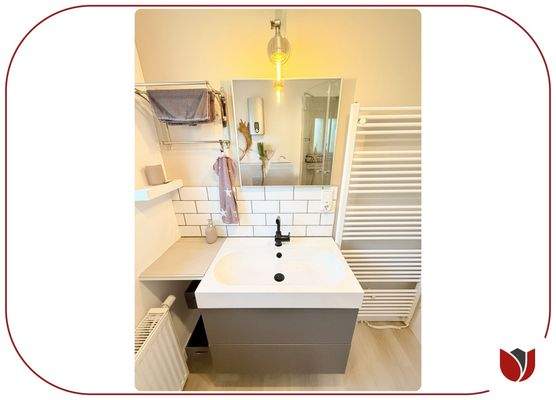 Duschbad mit Fenster, WC, Handtuchhalter