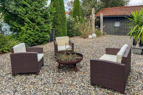 Garten mit Feuerstelle