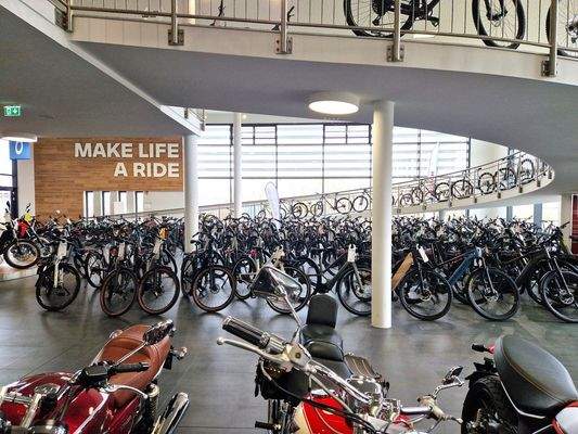 Verkaufshalle mit Rampe