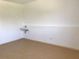 großes Zimmer mit Waschbecken.jpg
