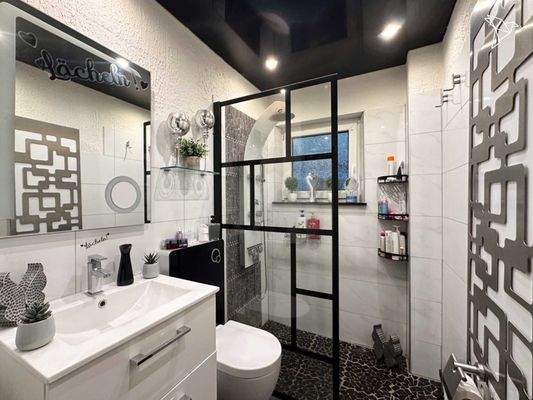 Badezimmer mit Dusche