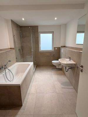 Zeitlos schönes Tageslichtbad mit Wanne und Dusche