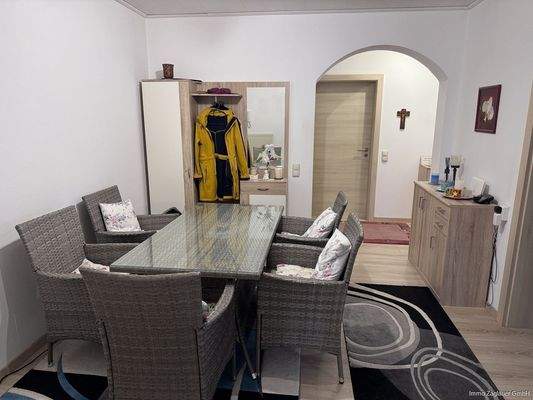 Der Flur bietet ebenso Platz für eine Essecke