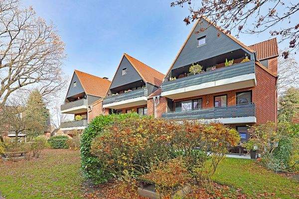 Ansicht des Gebäudes umgeben von viel Grün