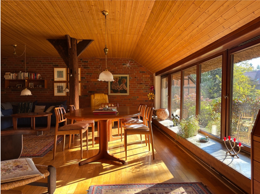 Wohnbereich mit offenen Balken und Fensterfront