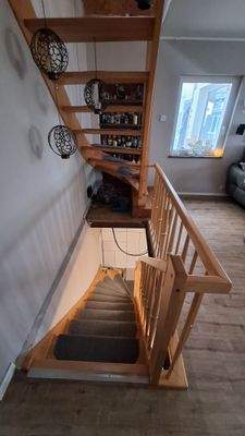 EG - Wohnzimmer - Treppe zum KG.jpg