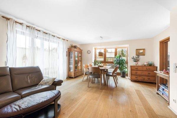 Heller, offener Wohn-/Essbereich