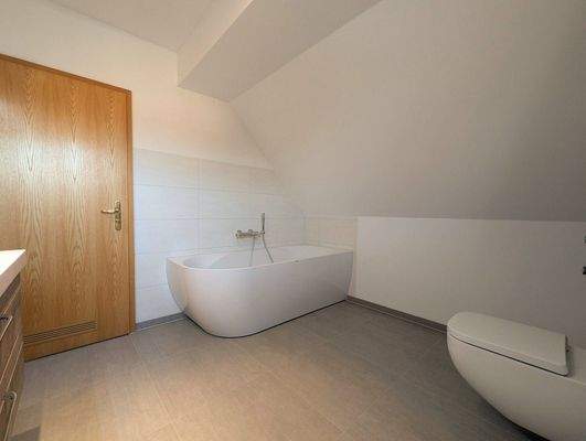 Badezimmer mit blick auf Badewanne 