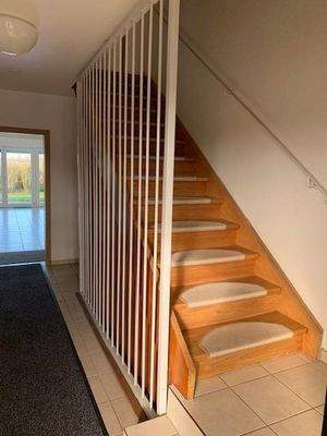 Solide Holztreppe zum OG